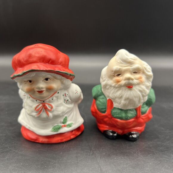 Vintage Santa & Mrs Claus Warming Bums Salt & Pepper Shaker Set Taiwan 3.5” - Picture 2 of 10